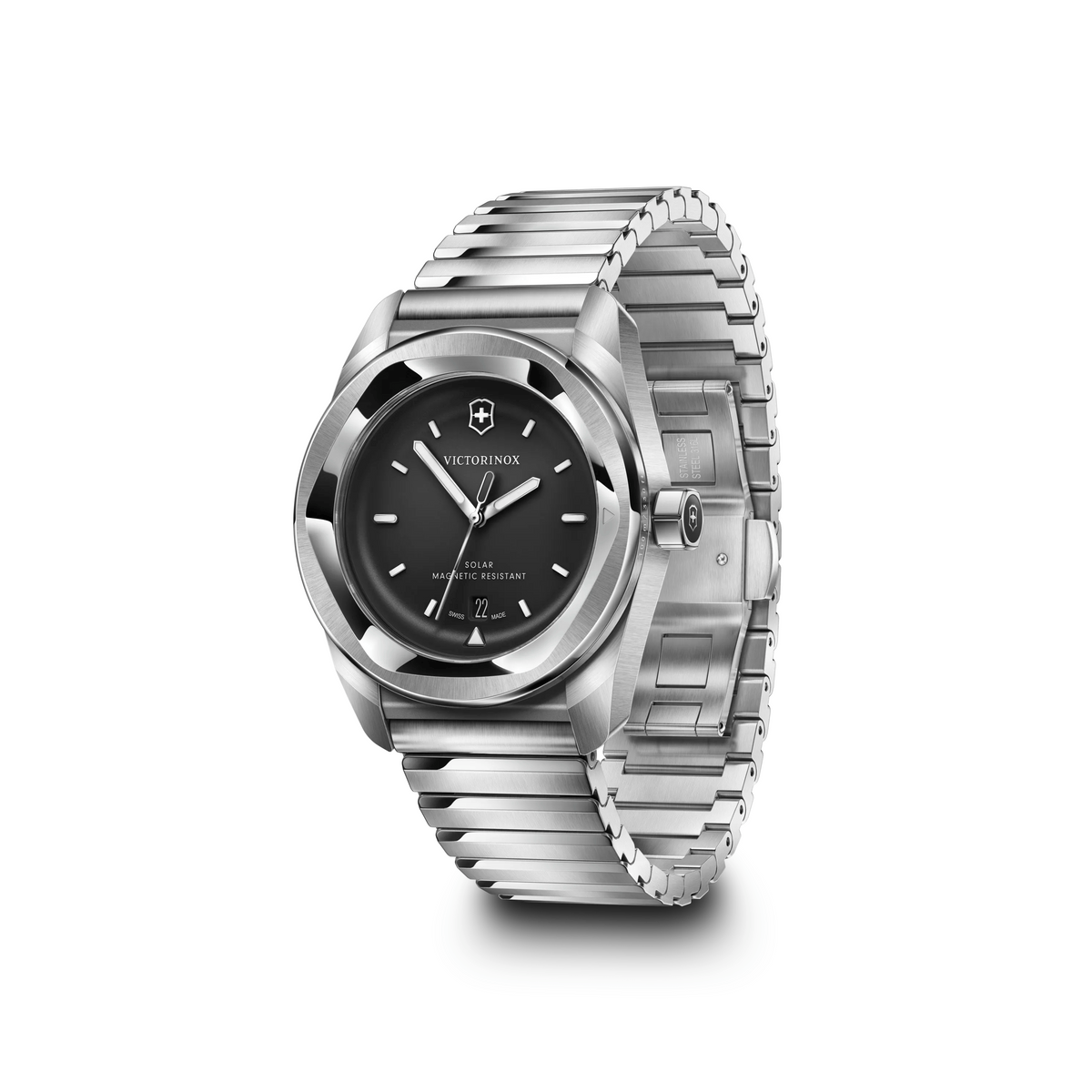 Montre Victorinox Concept One Solar 39 mm cadran noir, bracelet en acier, vue de trois quarts