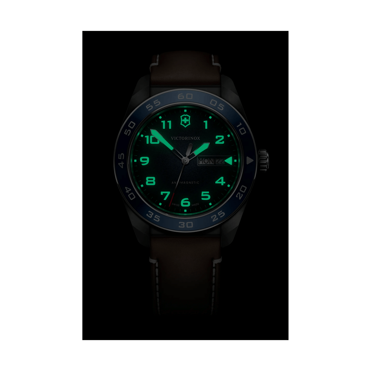 Montre Victorinox Swiss Army 42 mm cadran bleu, aiguilles luminescentes dans le noir