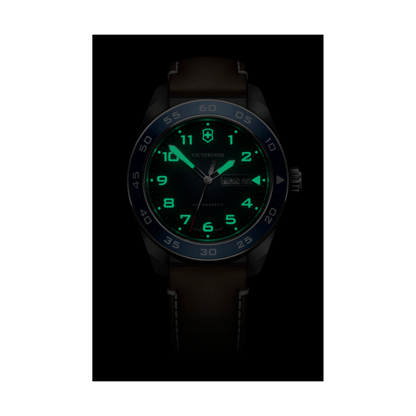 Montre Victorinox Swiss Army 42 mm cadran bleu, aiguilles luminescentes dans le noir