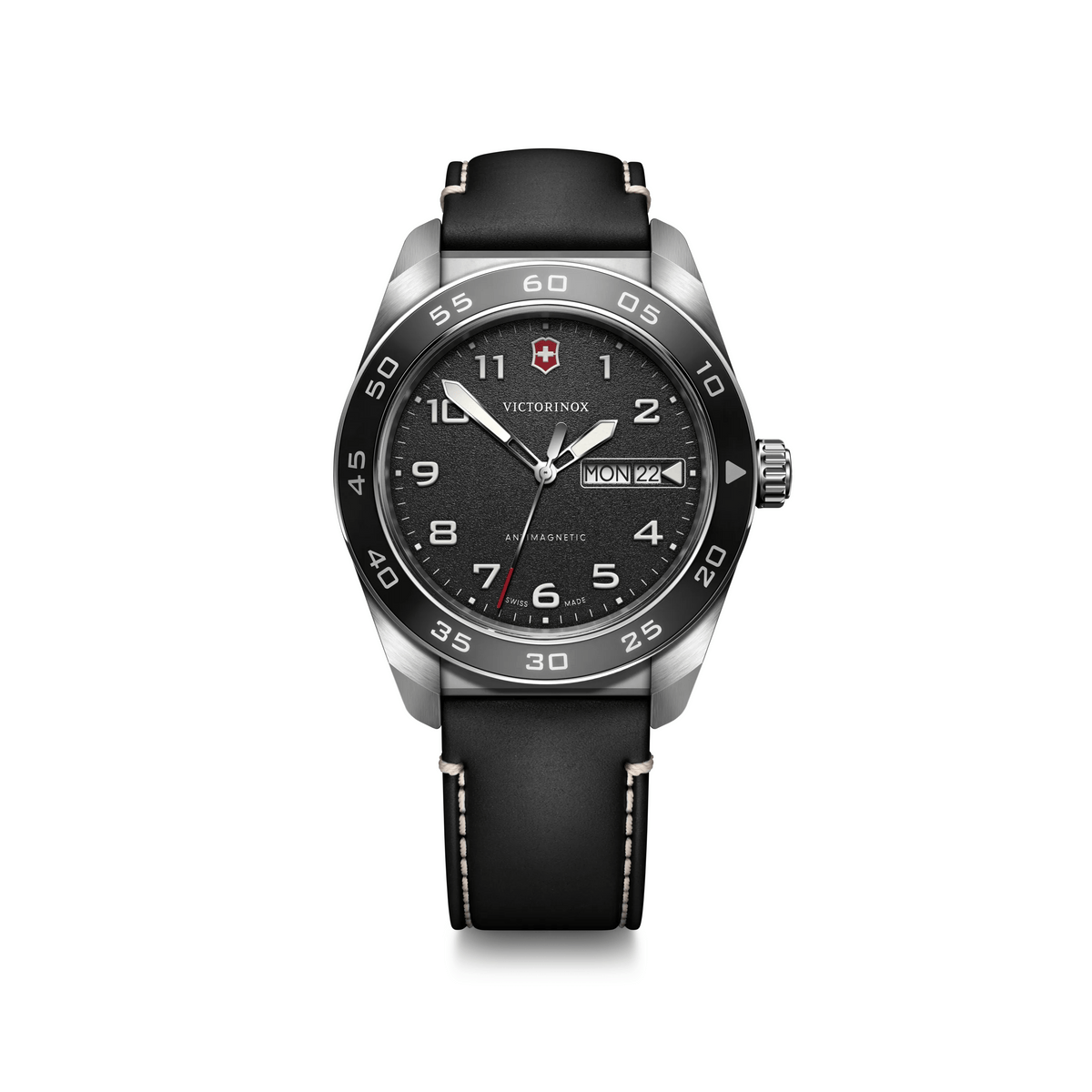 Montre Victorinox Swiss Army 42 mm cadran noir, boîtier acier et bracelet cuir noir