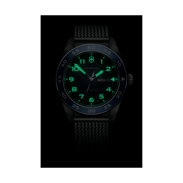 Montre Victorinox Swiss Army 42 mm cadran bleu, bracelet maille en acier, aiguilles luminescentes dans le noir