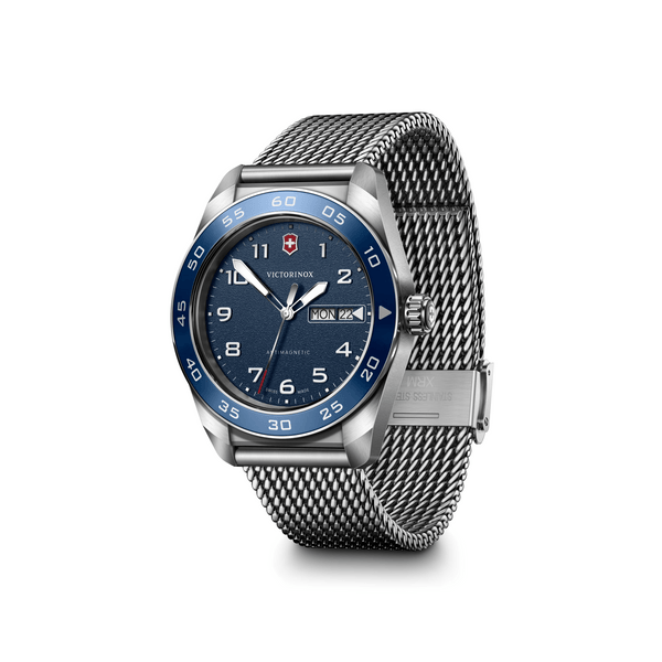 Montre Victorinox Swiss Army 42 mm cadran bleu, bracelet maille en acier